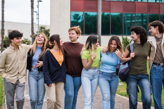 Groep universiteitsstudenten die rondlopen in de universiteitsbibliotheek