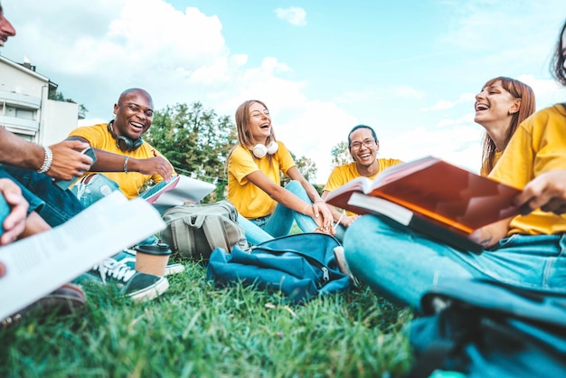 Groep universiteitsstudenten die samen op de universiteitscampus zitten