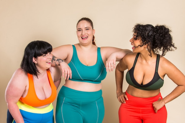 Groep van 3 oversized vrouwen poseren. Lichaamsacceptatie en positiviteit van het lichaam