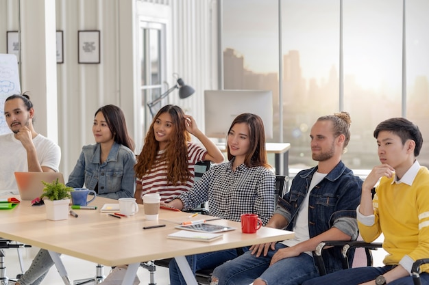 Groep van Aziatische en multi-etnisch Business-team van het lid met een informele pak