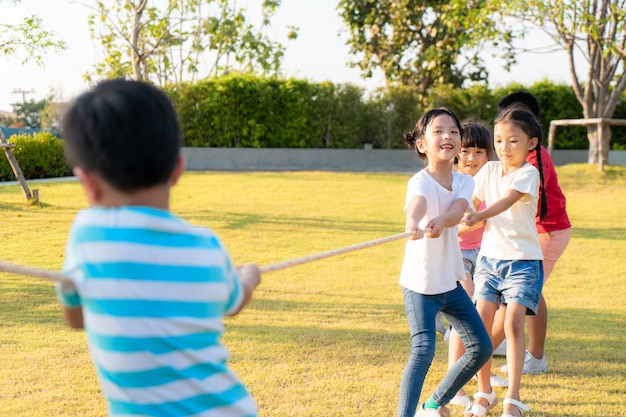 Groep van Aziatische kleuterschool kinderen samen spelen