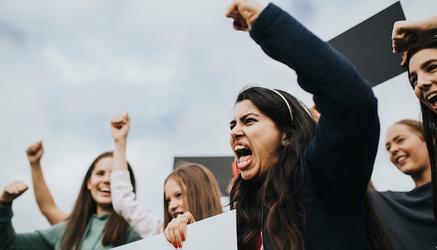 Groep van boze vrouwelijke activisten protesteert