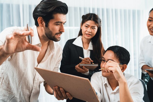 Groep van diverse kantoormedewerkers die samenwerken aan strategische bedrijfsmarketingplanning in de kantoorruimte van het bedrijf Positief teamwerk in het bedrijfswerkplekconcept Voorzichtig