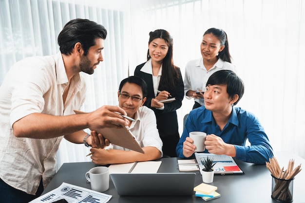 Groep van diverse kantoormedewerkers die samenwerken aan strategische bedrijfsmarketingplanning in de kantoorruimte van het bedrijf Positief teamwerk in het bedrijfswerkplekconcept Voorzichtig