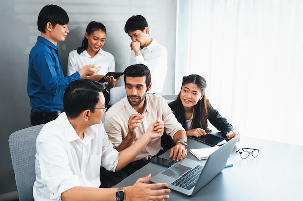 Groep van diverse kantoorwerkers werknemers die samenwerken Prudent