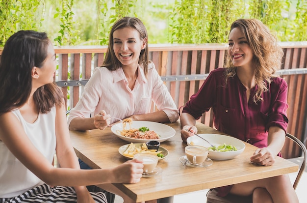 groep van drie beste vriend met gesprek tijdens de lunch samen in een café