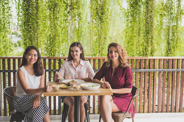 groep van drie beste vrienden die samen lunchen in een café