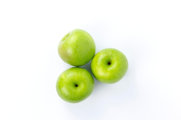 Groep van drie groene appels geïsoleerd op een witte achtergrond verse groene appels voor biologisch fruit