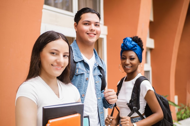 Groep van drie jonge studenten aan de universiteit