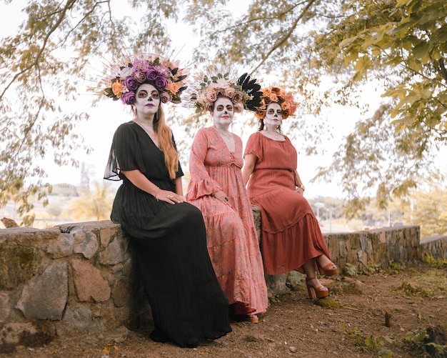 Groep van drie vrouwen die catrinas laten zien make-up. Make-up voor de viering van de Dag van de Doden.