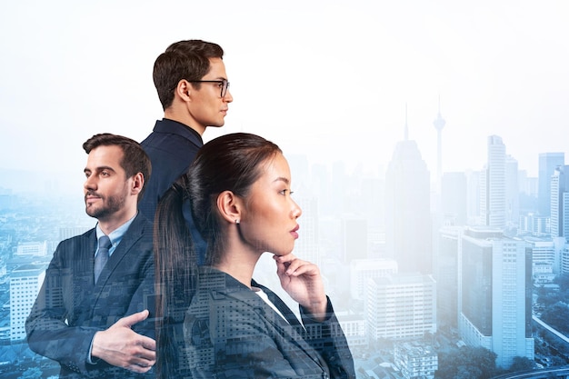 Groep van drie zakelijke collega's in pakken dromen over nieuwe carrièremogelijkheden na MBA afstuderen Concept van multinationaal corporate team Kuala Lumpur op achtergrond dubbele blootstelling