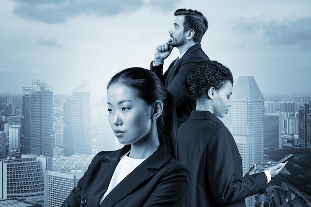 Groep van drie zakelijke collega's in pakken dromen over nieuwe carrièremogelijkheden na MBA afstuderen Concept van multinationaal corporate team Singapore op achtergrond Dubbele belichting