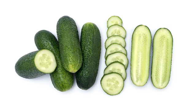 Groep van gehele en gehakte verse hobbelige geïsoleerde komkommer