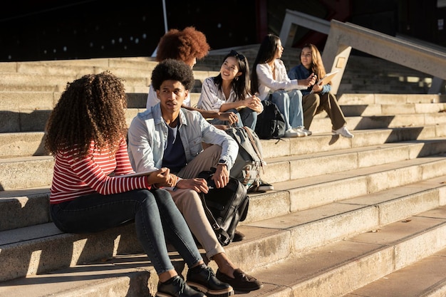 groep van gelukkige tiener middelbare school studenten buitenshuis