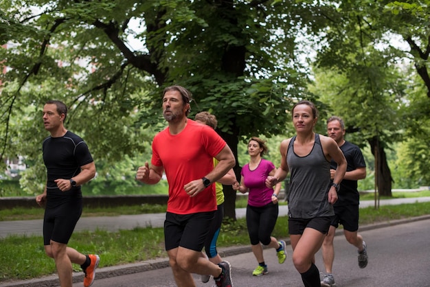 groep van gezonde mensen joggen in het stadspark, hardlopers team op ochtendtraining
