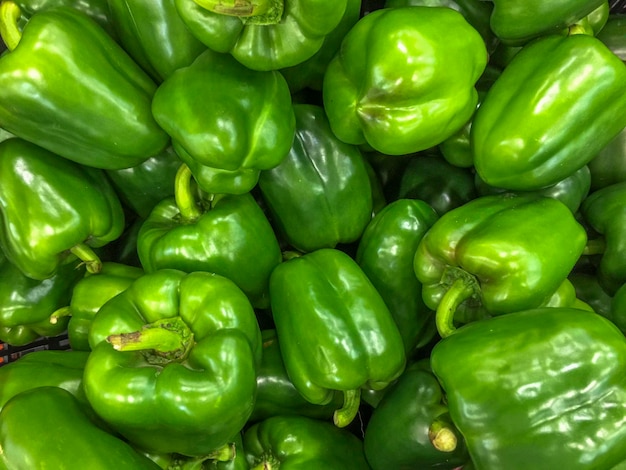 Groep van groene paprika in supermaket