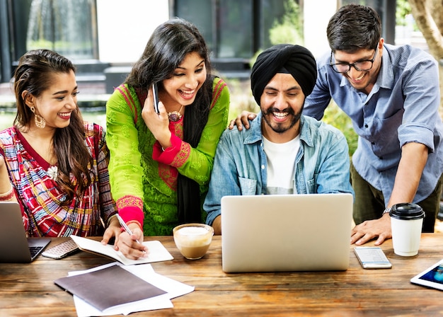 Groep van Indiase mensen met behulp van computer laptop