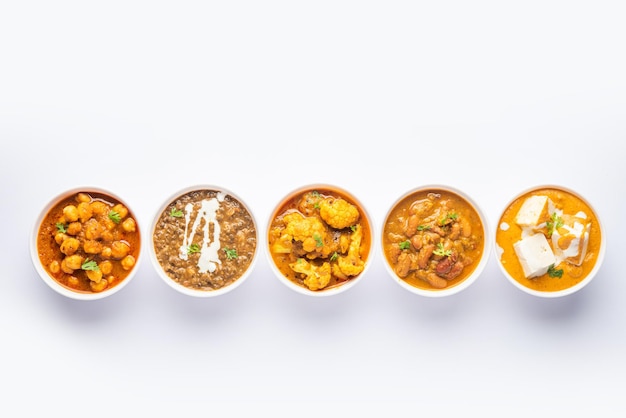 Groep van Indiase vegetarische gerechten warme en pittige Punjabi keuken maaltijd assortiment in schalen