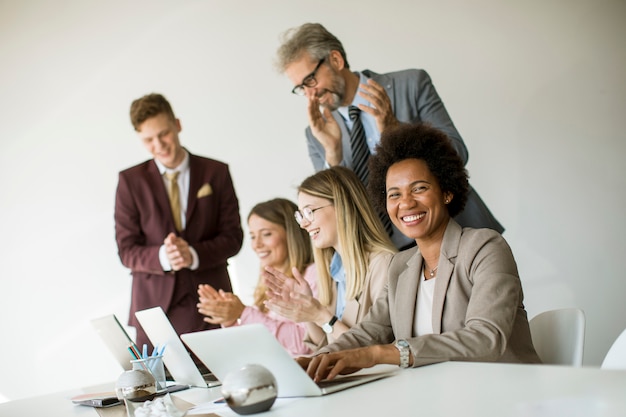 Groep van jonge multi-etnische mensen uit het bedrijfsleven werken aan nieuw project