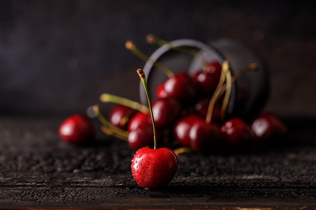 Groep van kers op een donkere houten tafel. sappige verse kersenbessen. sluit omhoog van een groep fruit