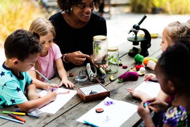 Groep van kinderen klasgenoten leren van biologie tekenles