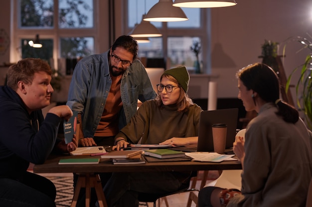 Groep van mensen uit het bedrijfsleven zitten aan de tafel en planning werken samen in team op kantoor