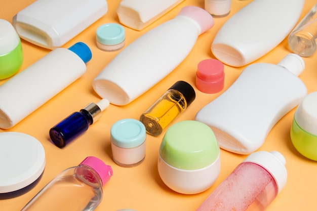 Groep van plastic bodycare fles flat lay compositie met cosmetische producten op gekleurde achtergrond