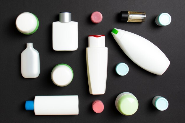 Foto groep van plastic bodycare fles flat lay compositie met cosmetische producten op gekleurde achtergrond