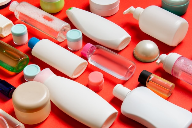 Groep van plastic fles voor lichaamsverzorging Plat lag samenstelling met cosmetische producten op gekleurde achtergrond lege ruimte voor u ontwerpen. Set van witte cosmetische containers, bovenaanzicht met kopieerruimte.