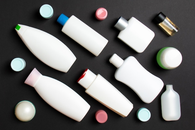 Groep van plastic fles voor lichaamsverzorging Plat lag samenstelling met cosmetische producten op gekleurde achtergrond lege ruimte voor u ontwerpen. Set van witte cosmetische containers, bovenaanzicht met kopieerruimte.