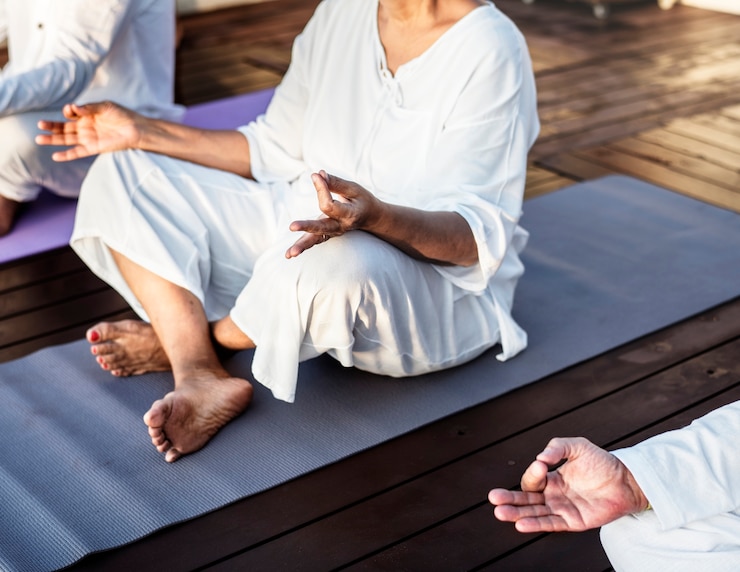Foto groep van senioren beoefenen van yoga
