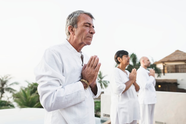 Groep van senioren beoefenen van yoga