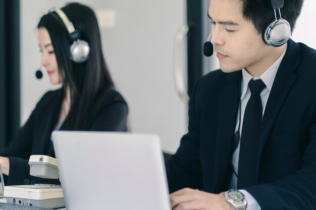 Groep van telemarketing klantenservice team in callcenter