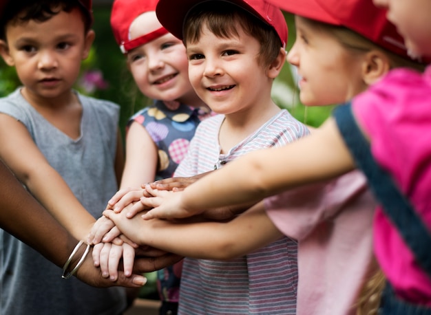 Groep van verschillende kinderen deelt samen Teamwork