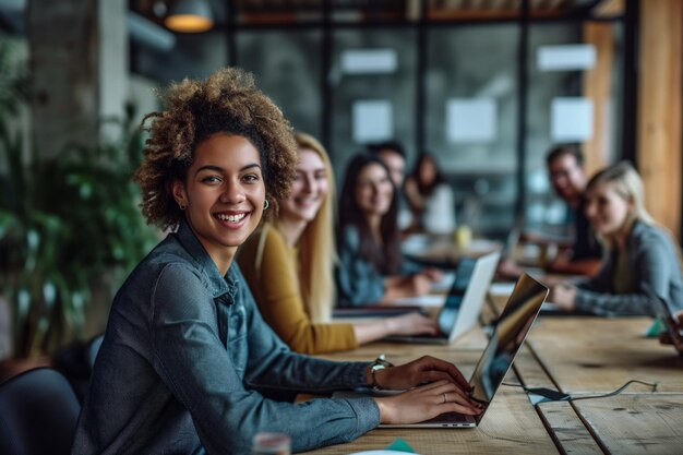 Groep van verschillende professionals die samenwerken in een modern kantoor