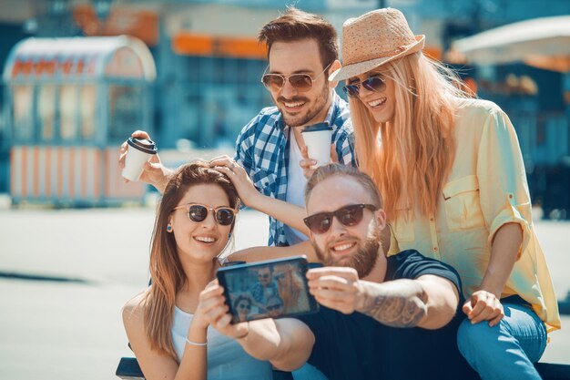 Groep van vier gelukkige vrienden die selfie nemen