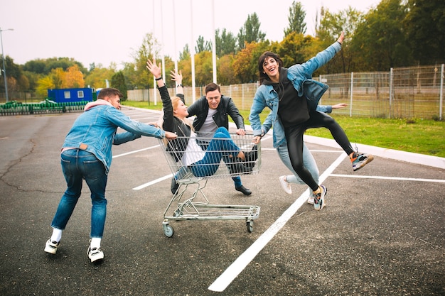 Groep van vier jonge diverse vrienden in jeansoutfit zien er zorgeloos uit