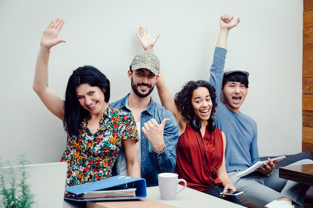 Groep van vier multi-etnische ondernemers die het succes van hun nieuwe bedrijf vieren