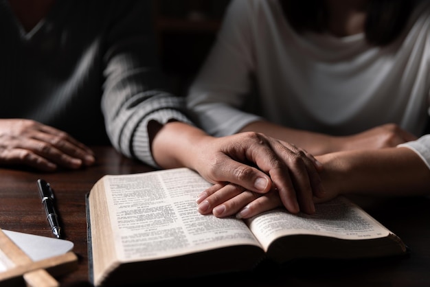 Groep verschillende vrouwen die samen bidden christenen en bijbelstudie concept