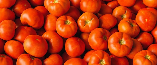 Groep verse biefstuktomaten te koop in de supermarkt