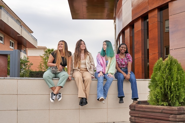 Groep vier mooie vrienden meisjes multi-etnisch en gelukkig
