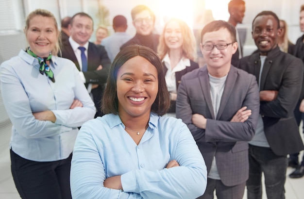 Groep vooraanstaande experts die in de kantoorlobby staan. concept van teamwerk.