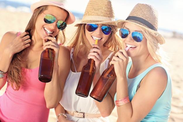 groep vrienden bier drinken op het strand