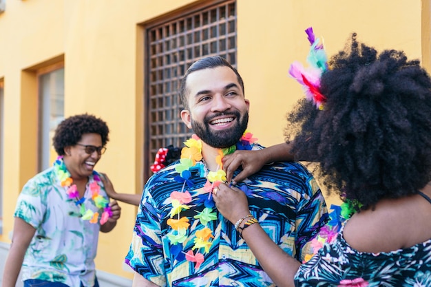 Groep vrienden bij Braziliaans straatcarnaval