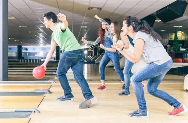 Groep vrienden bowlen en plezier maken