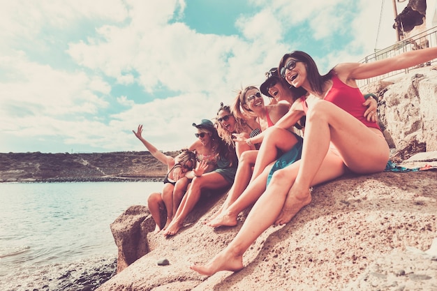 Groep vrienden buiten op het strand voor zomervakantie