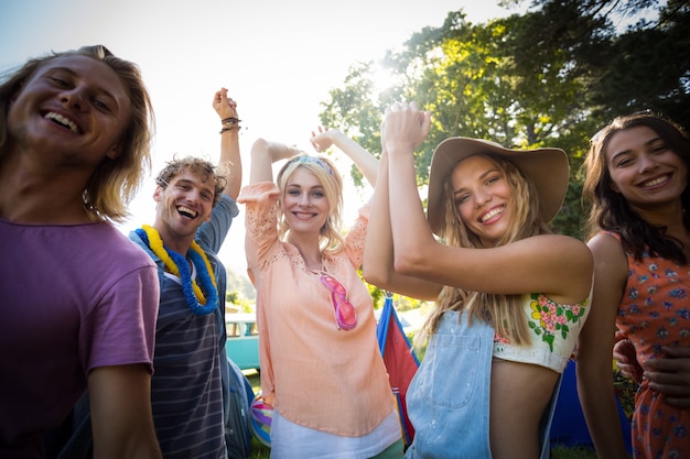 Groep vrienden dansen op muziekfestival