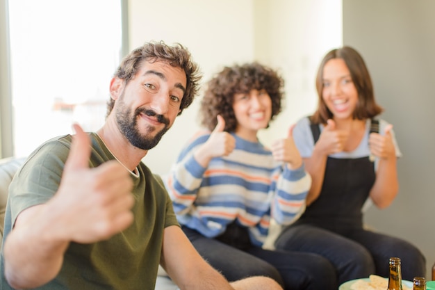 Groep vrienden die bier drinken, ontspannen en gelukkig thuis