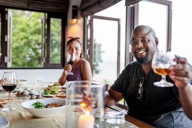 Groep vrienden die bij een restaurant vieren