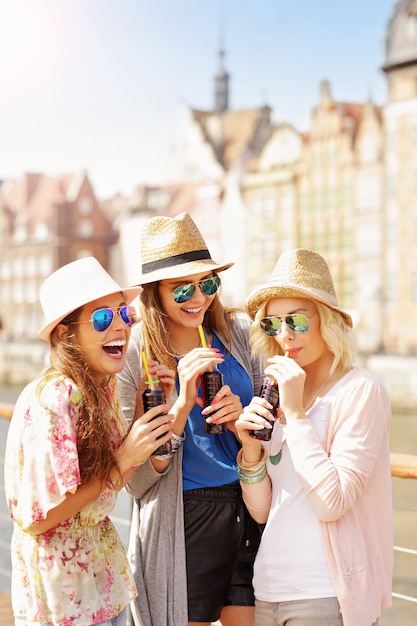 Groep vrienden die cocktails drinken in de stad